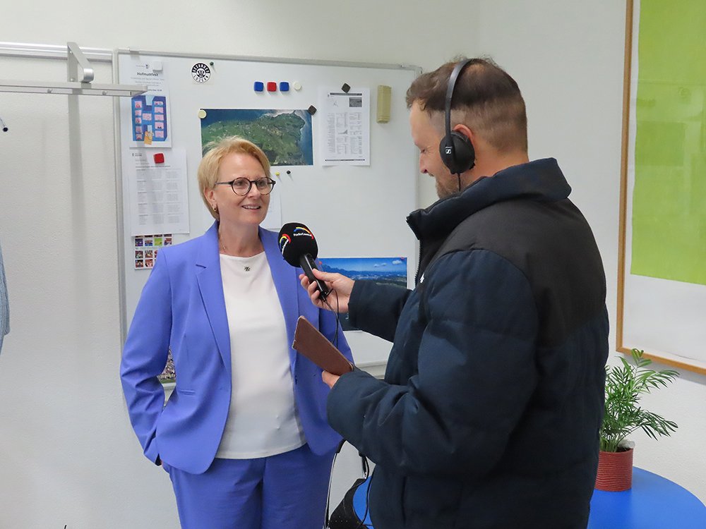 Die Medien nahmen das Thema auf und berichteten über das Gemeinderanking: Gemeindepräsidentin Carmen Holdener beim Interview mit Radio Central.