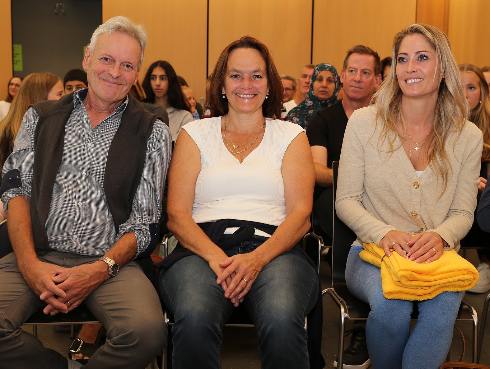 Joy Märki-Studer (rechts) in der Aula Hofmatt 3 mit Franziska und Urs Brücker.