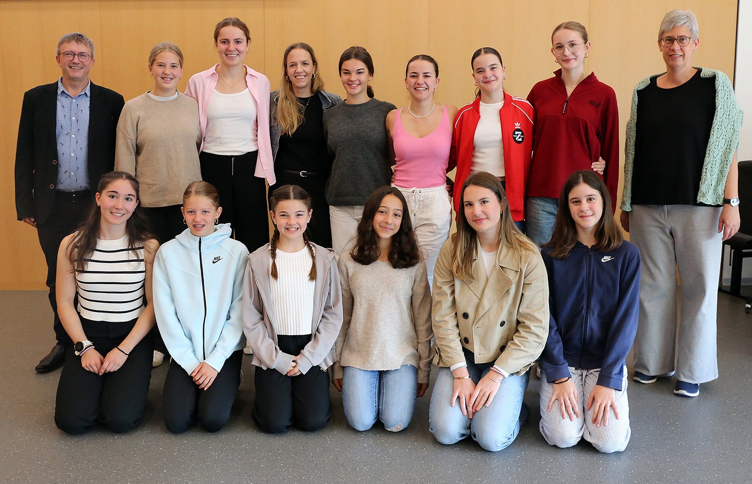 Gruppenfoto mit den ausgezeichneten jungen Megger Sportlerinnen, flankiert von Gemeinderat Lukas Portmann und Abteilungsleiterin Claudia Emmenegger.